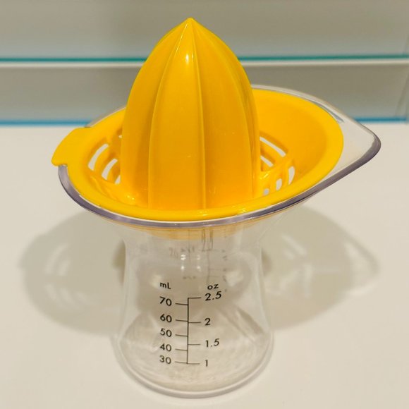 Like New 🍋 OXO 🍋 Good Grips Small Citrus Juicer, Yellow - Picture 11 of 16